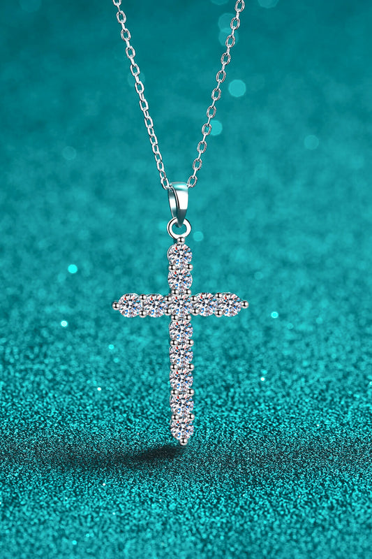 Collar de moissanita con cruz de plata de ley 925