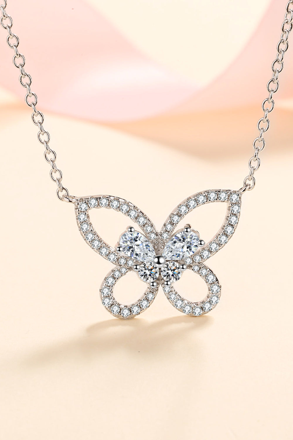 Collar con colgante de mariposa Moissanite