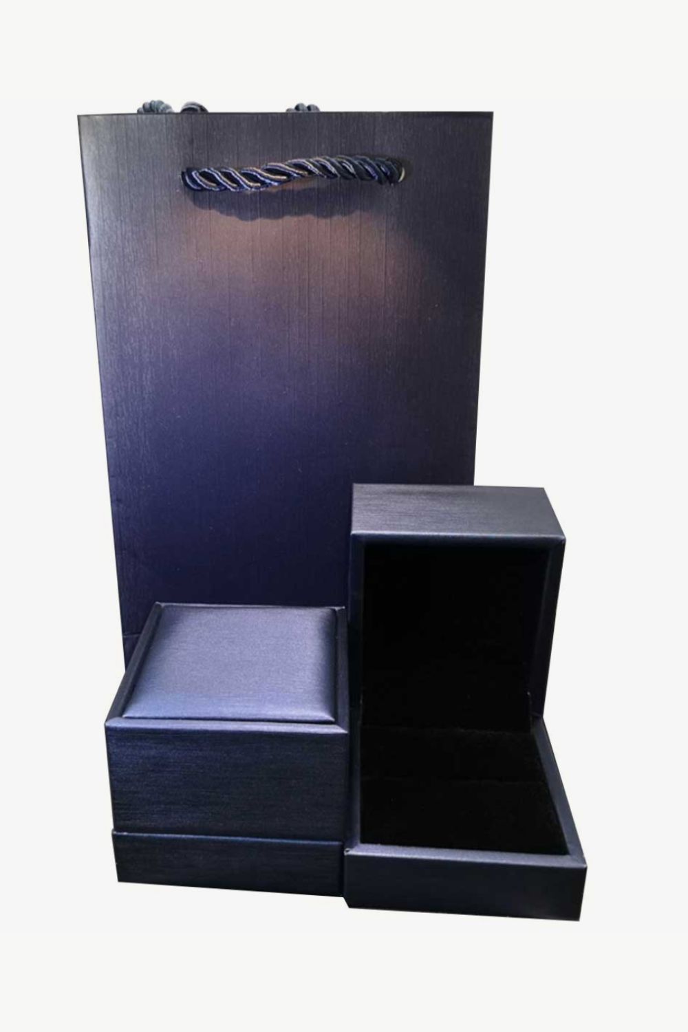 Pendientes Huggie de moissanita con incrustaciones de plata de ley 925