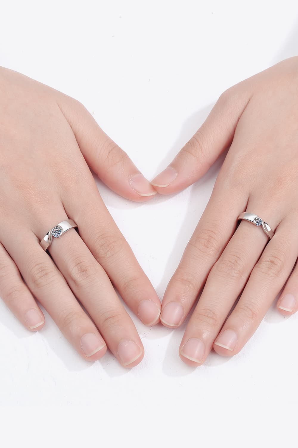 Anillo de moissanita con baño de rodio