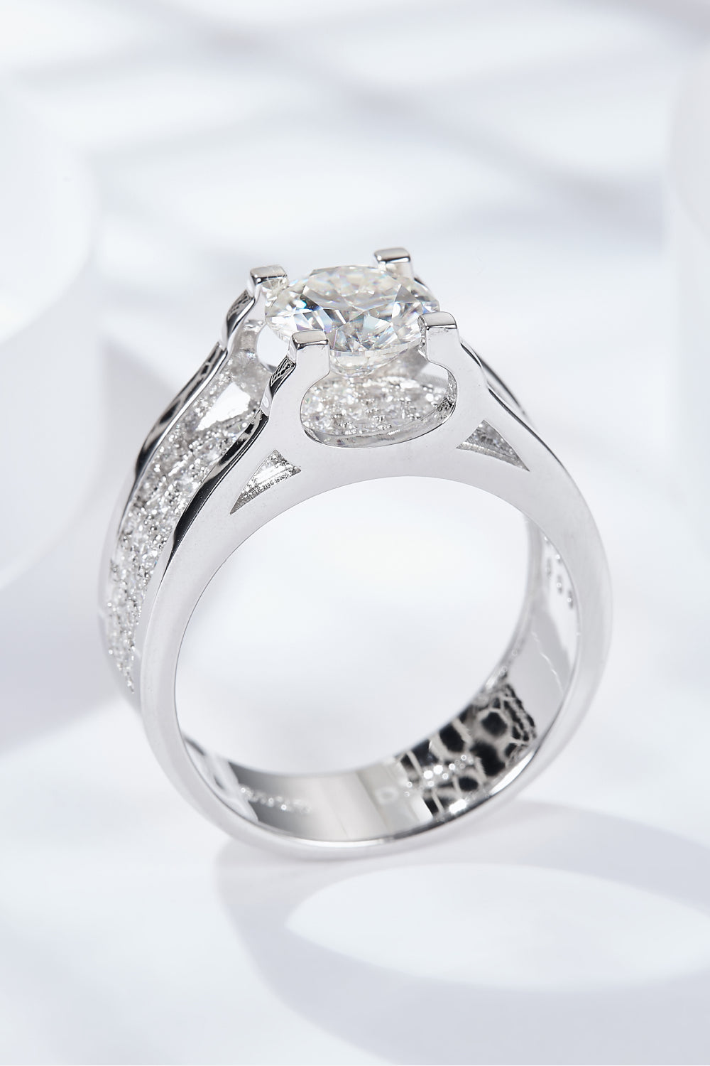 Hecho para brillar Anillo de moissanita de 1 quilate
