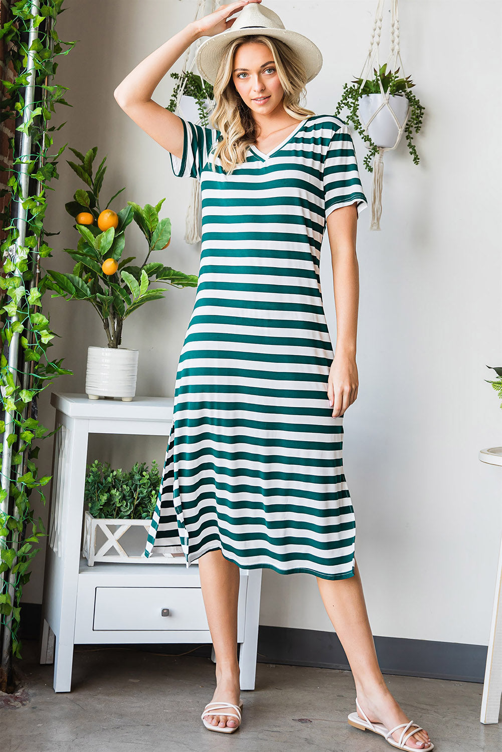Vestido de rayas con escote en V, manga corta y abertura lateral