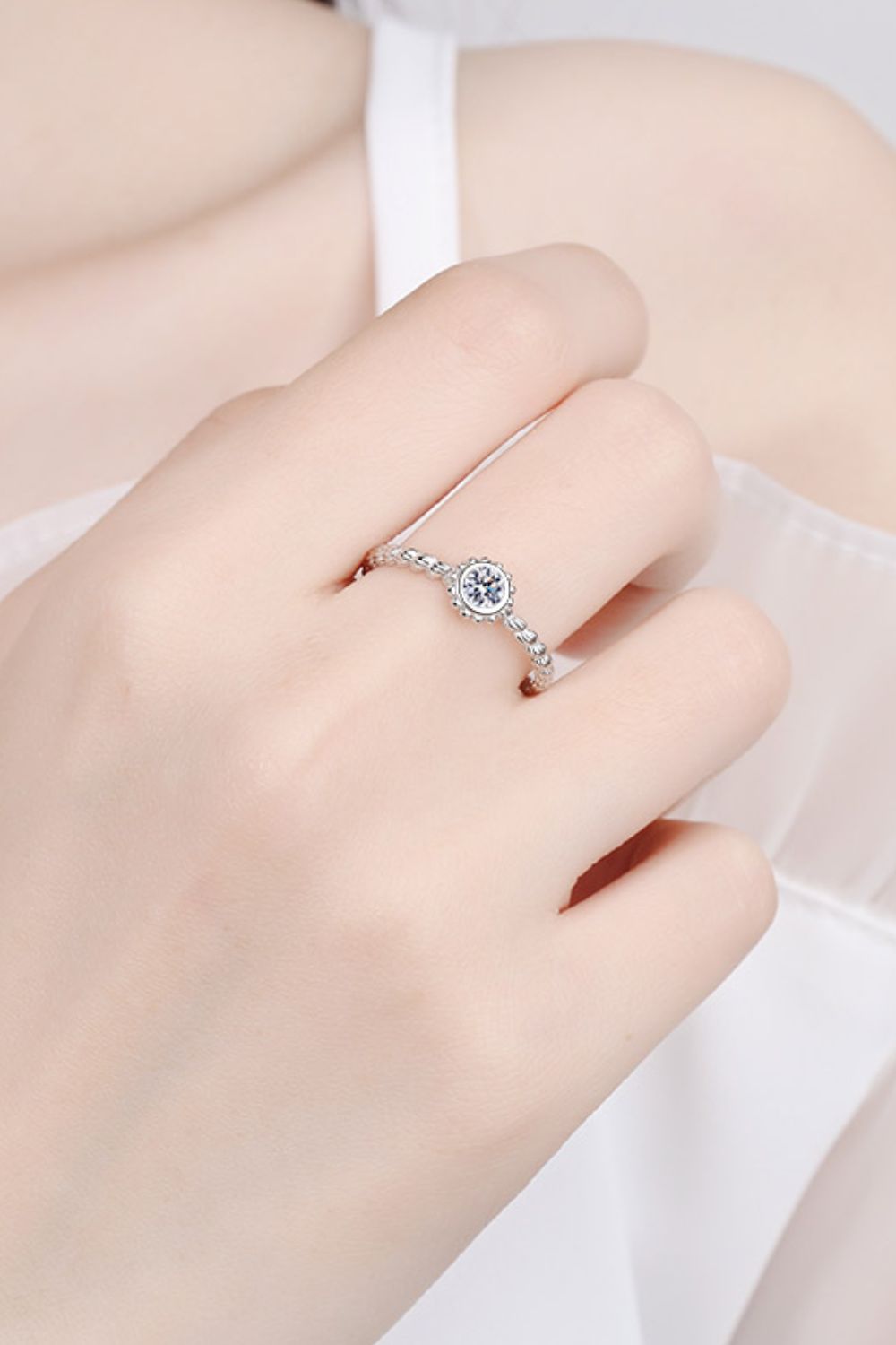 Anillo de moissanita con baño de rodio