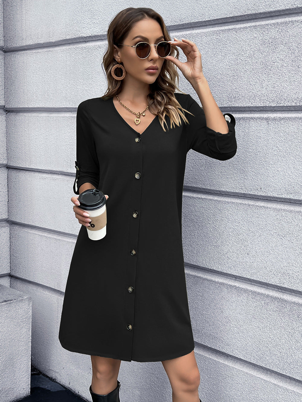 Vestido mini con cuello en V y botones