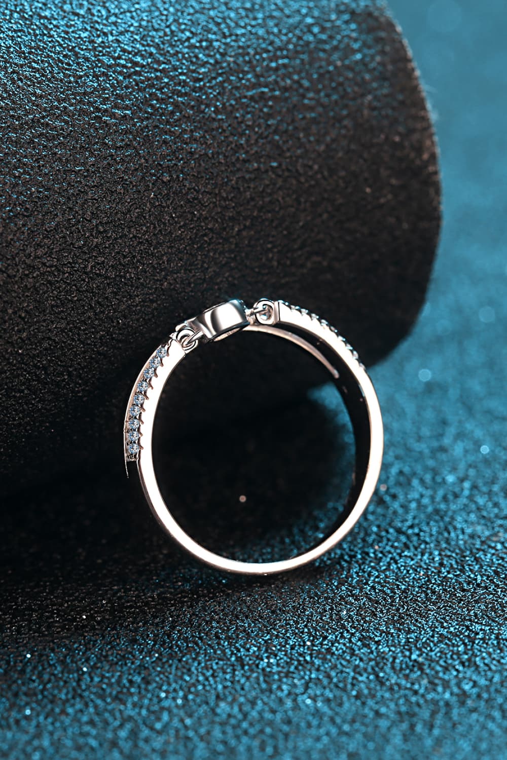 Anillo chapado en rodio con moissanita recortada