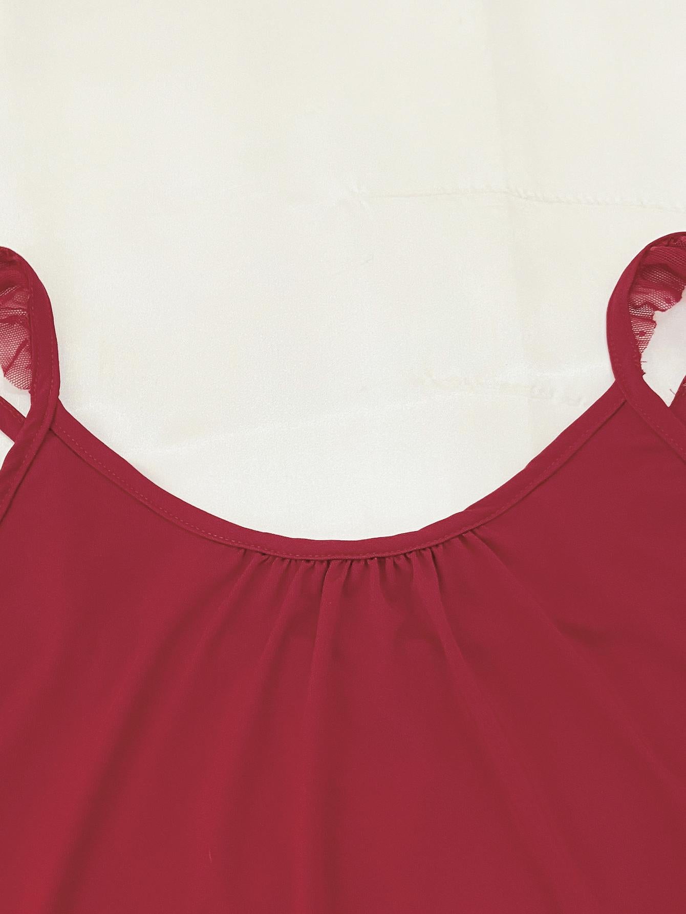 Conjunto de top sin mangas y pantalones cortos de malla empalmada con detalles fruncidos