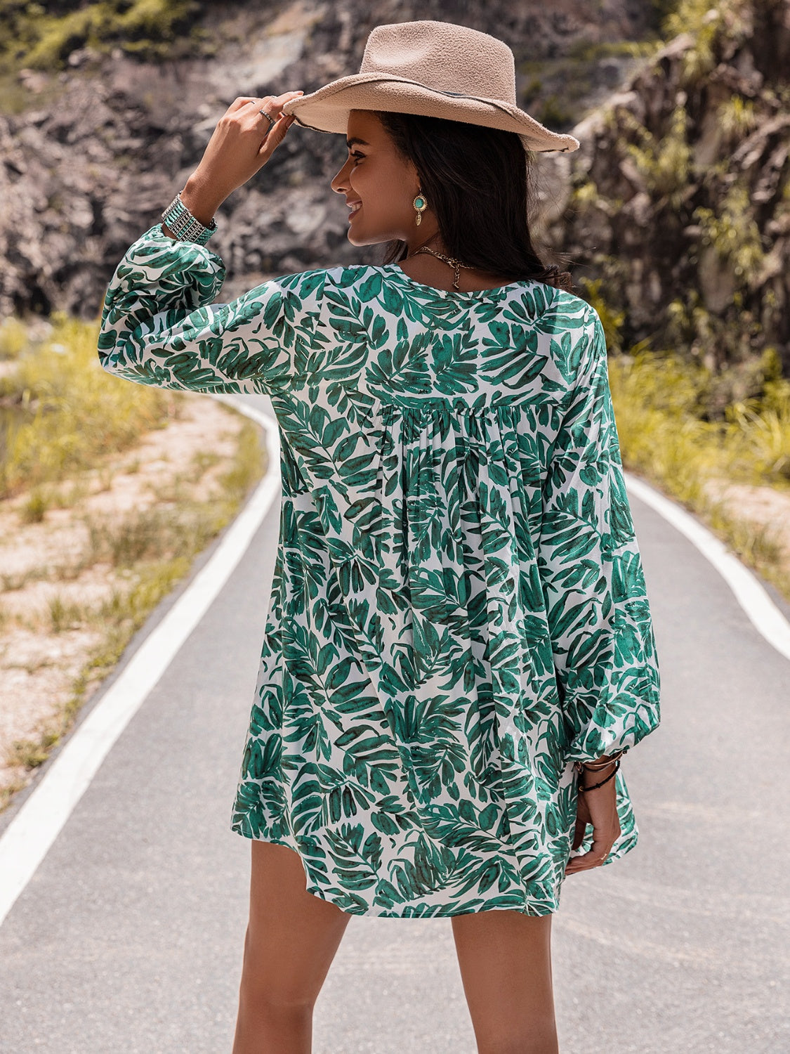 Vestido mini con escote en V y manga larga
