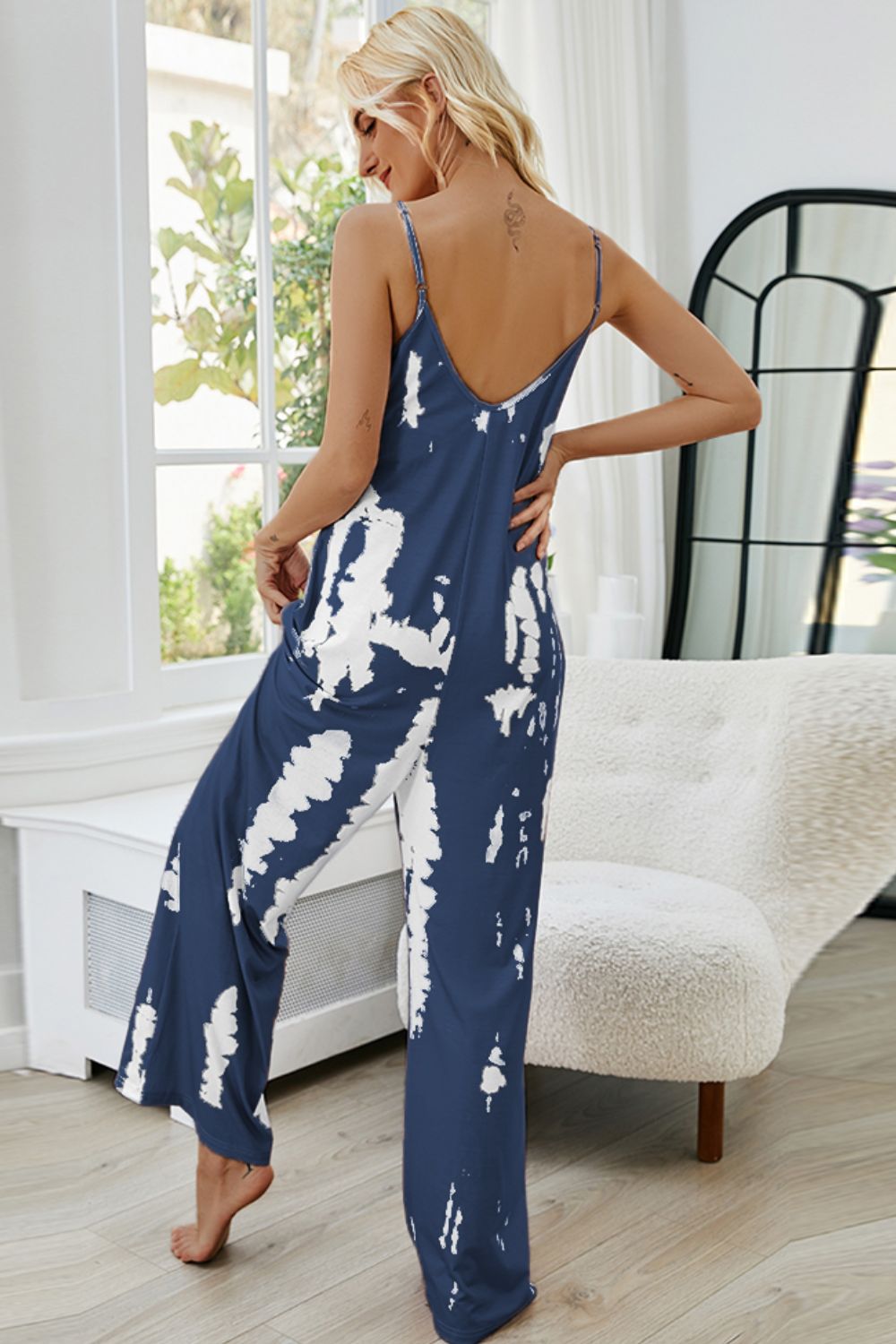 Mono con bolsillos y tirantes finos con efecto tie-dye