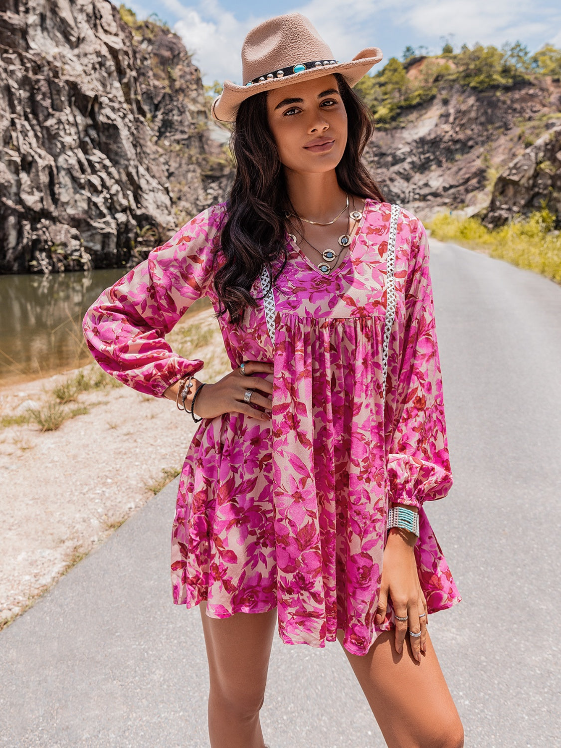 Vestido mini con escote en V y manga larga