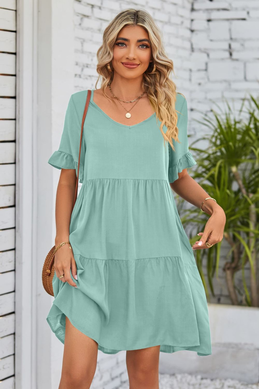 Vestido con escote en V, mangas con volantes y capas