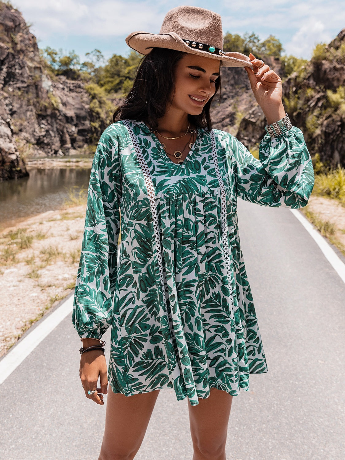 Vestido mini con escote en V y manga larga