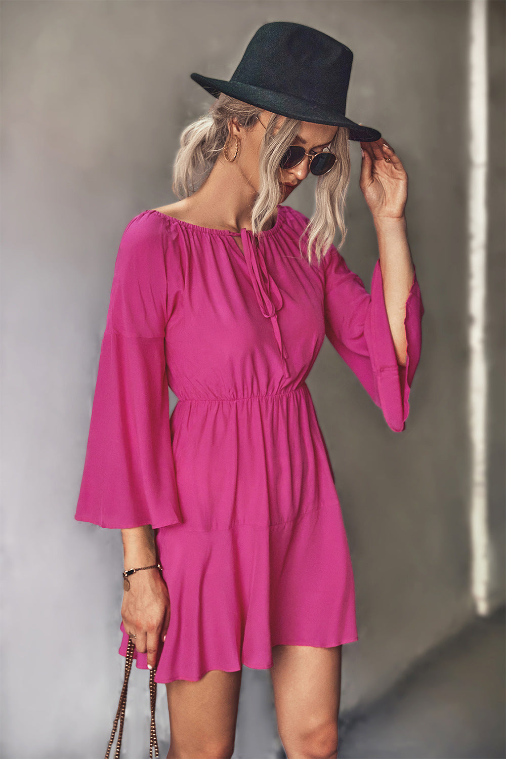 Mini vestido de manga acampanada con cuello anudado