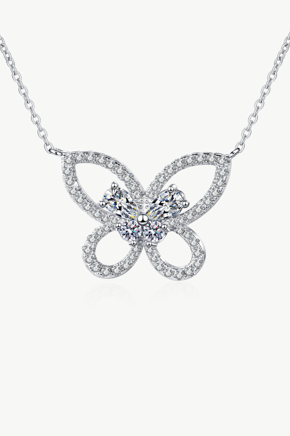 Collar con colgante de mariposa Moissanite