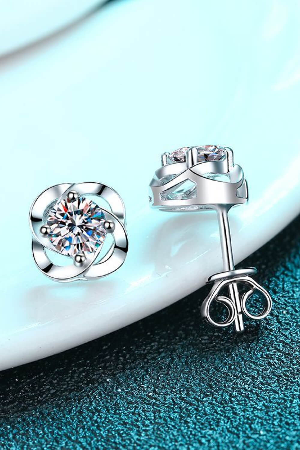It's Your Day Moissanite Pendientes de botón chapados en rodio