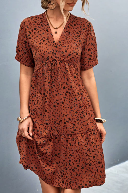 Vestido estilo imperio con escote pronunciado y manga corta con estampado floral ditsy