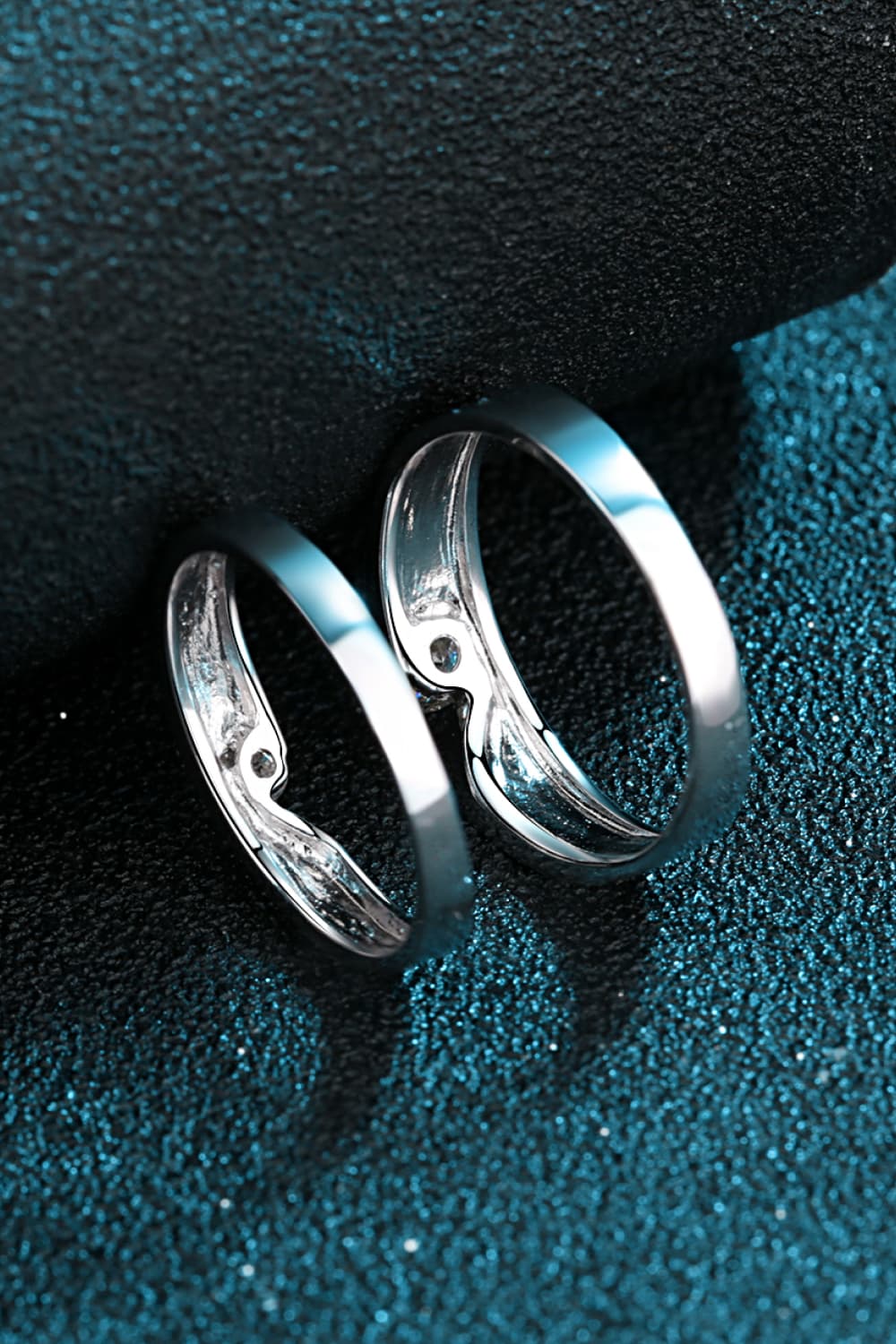 Anillo de moissanita con baño de rodio