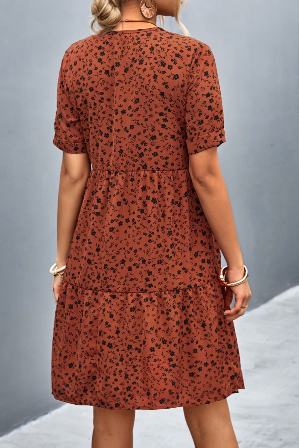 Vestido estilo imperio con escote pronunciado y manga corta con estampado floral ditsy