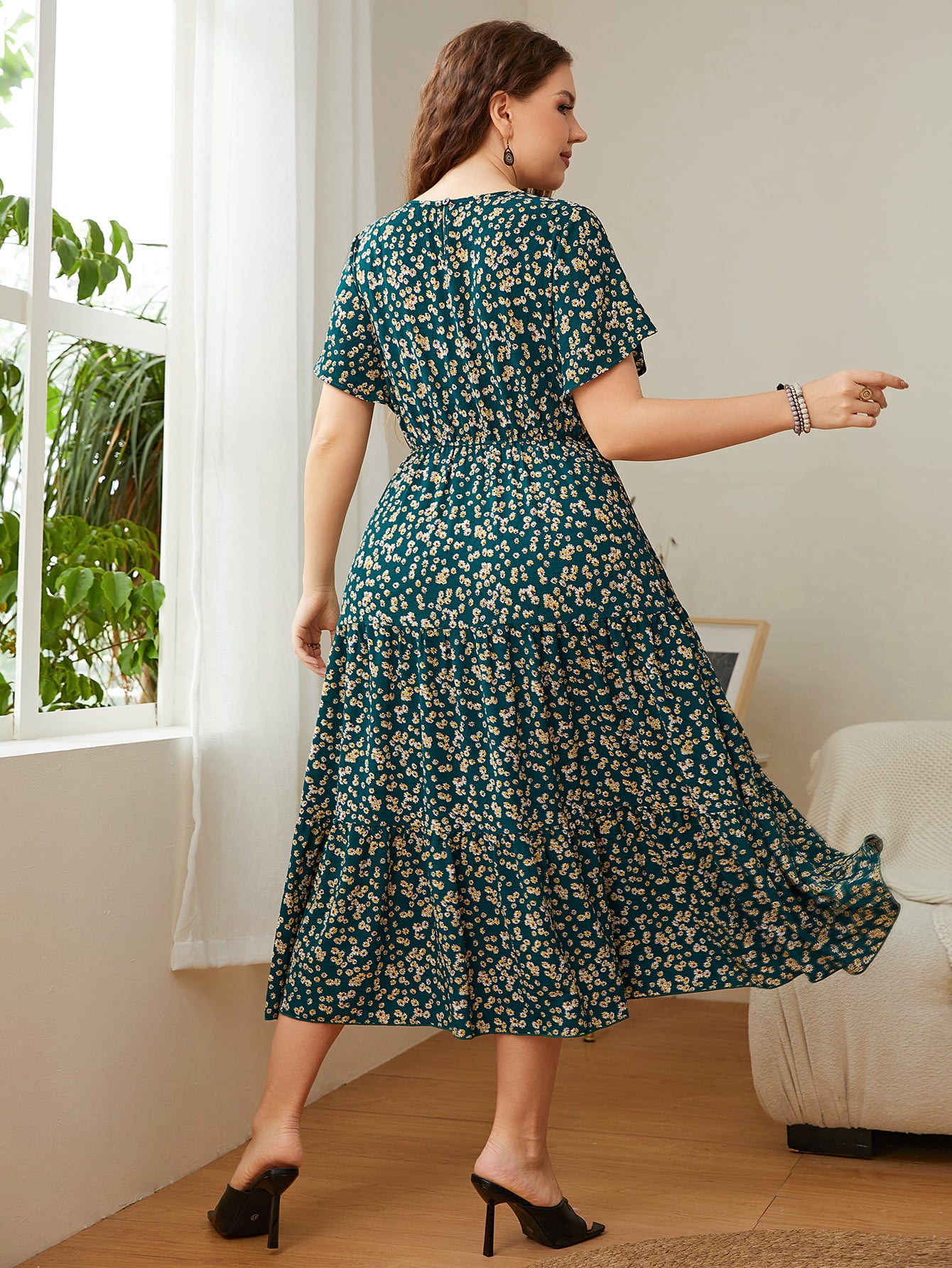 Vestido midi de manga corta con cuello redondo y estampado floral de talla grande