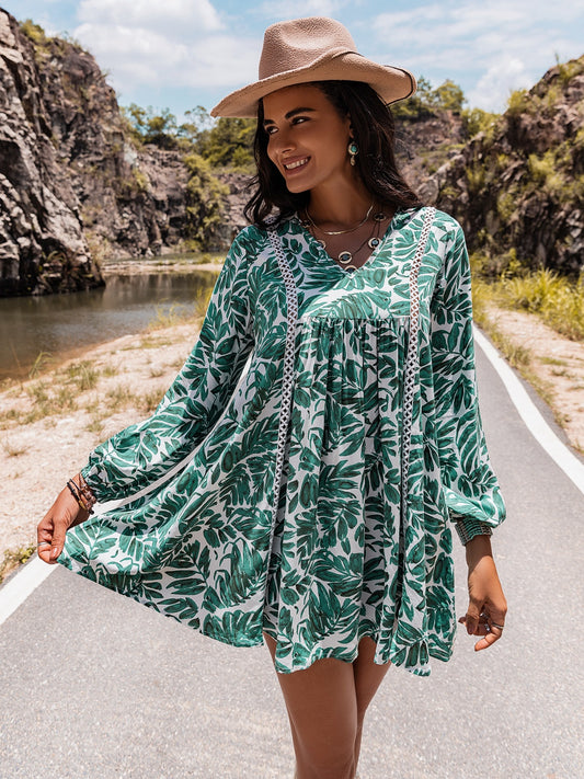 Vestido mini con escote en V y manga larga
