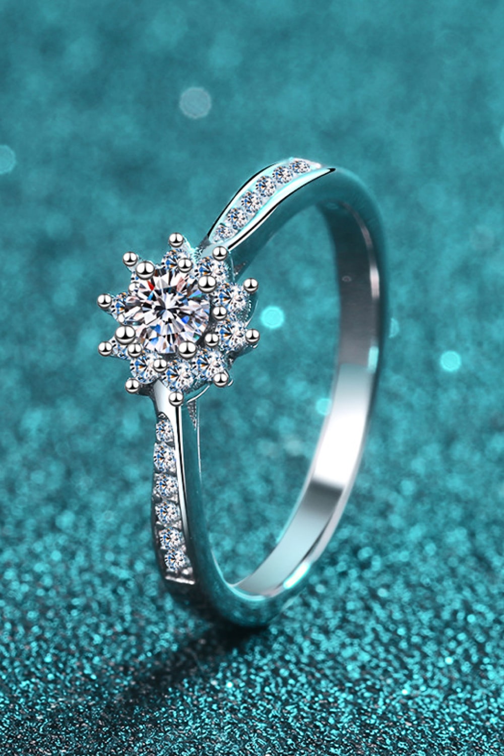 Anillo de copo de nieve chapado en rodio moissanite