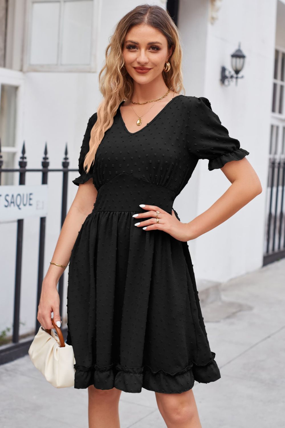 Vestido con escote en V y mangas con volantes y ribete de lunares suizos