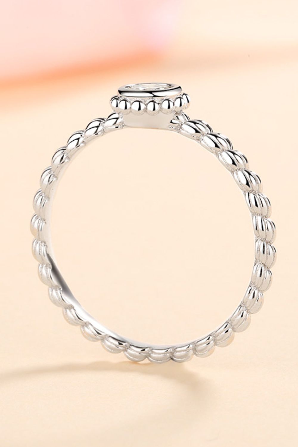 Anillo de moissanita con baño de rodio