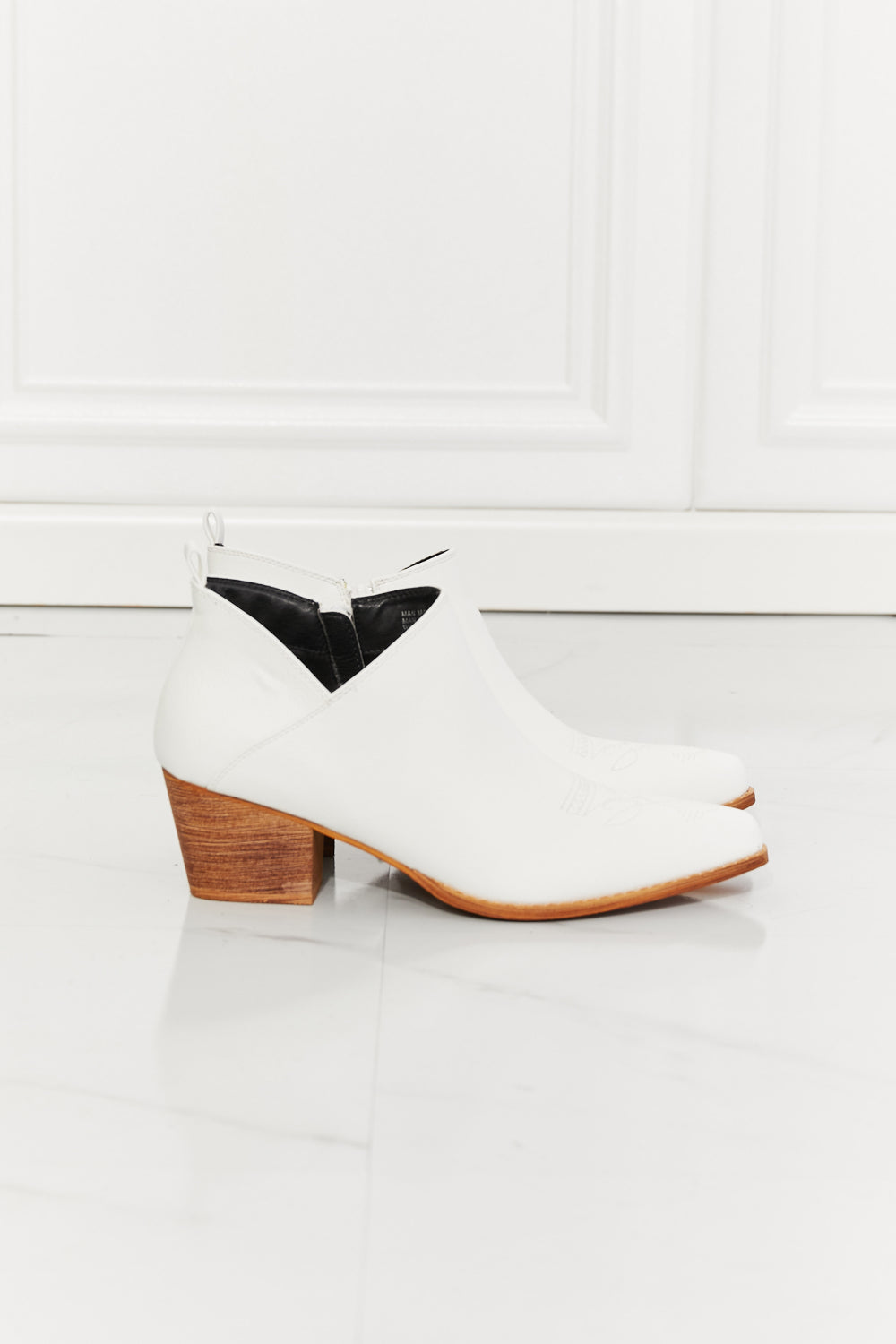 MMShoes Trust Yourself Botines de vaquero cruzados bordados en blanco