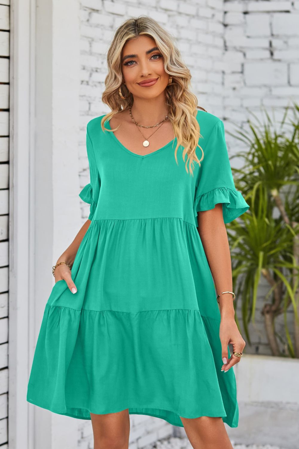 Vestido con escote en V, mangas con volantes y capas