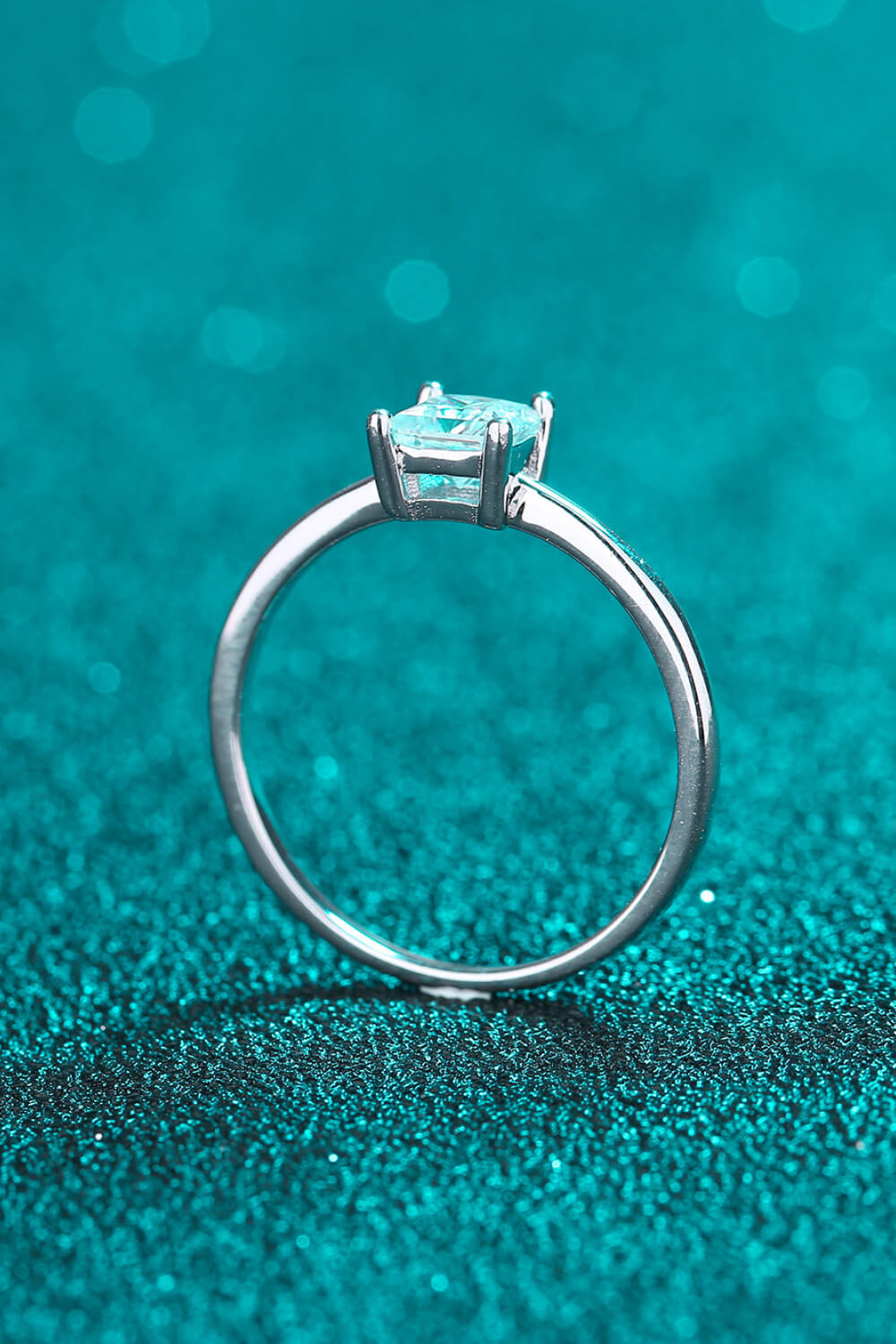 Anillo solitario de moissanita de plata de ley 925