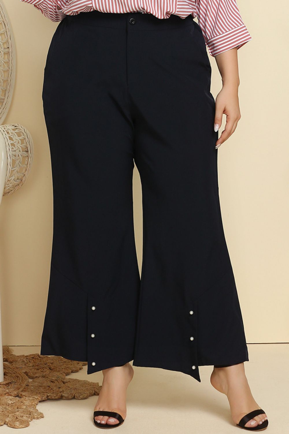 Pantalones acampanados con detalle de dobladillo de talla grande