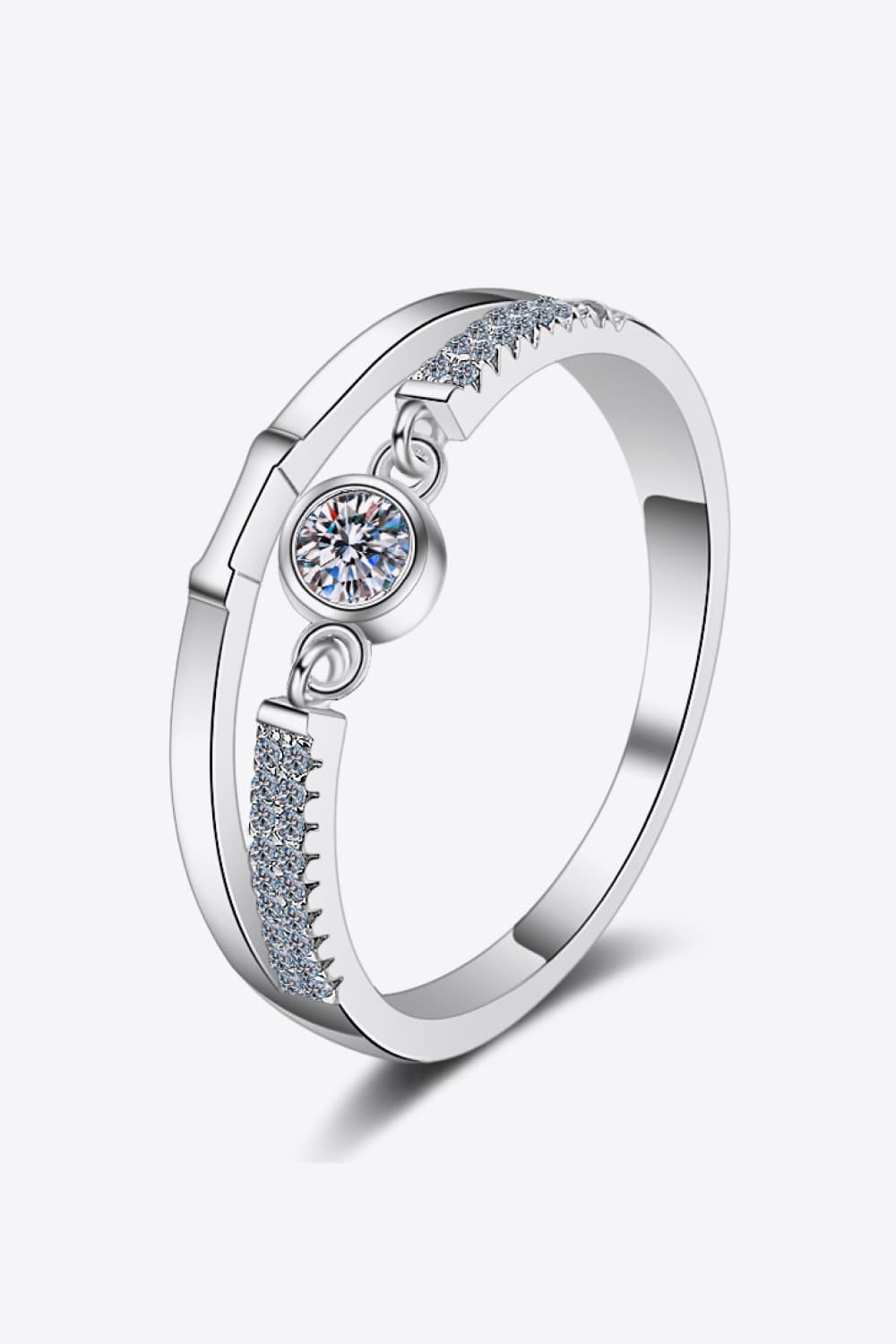Anillo chapado en rodio con moissanita recortada