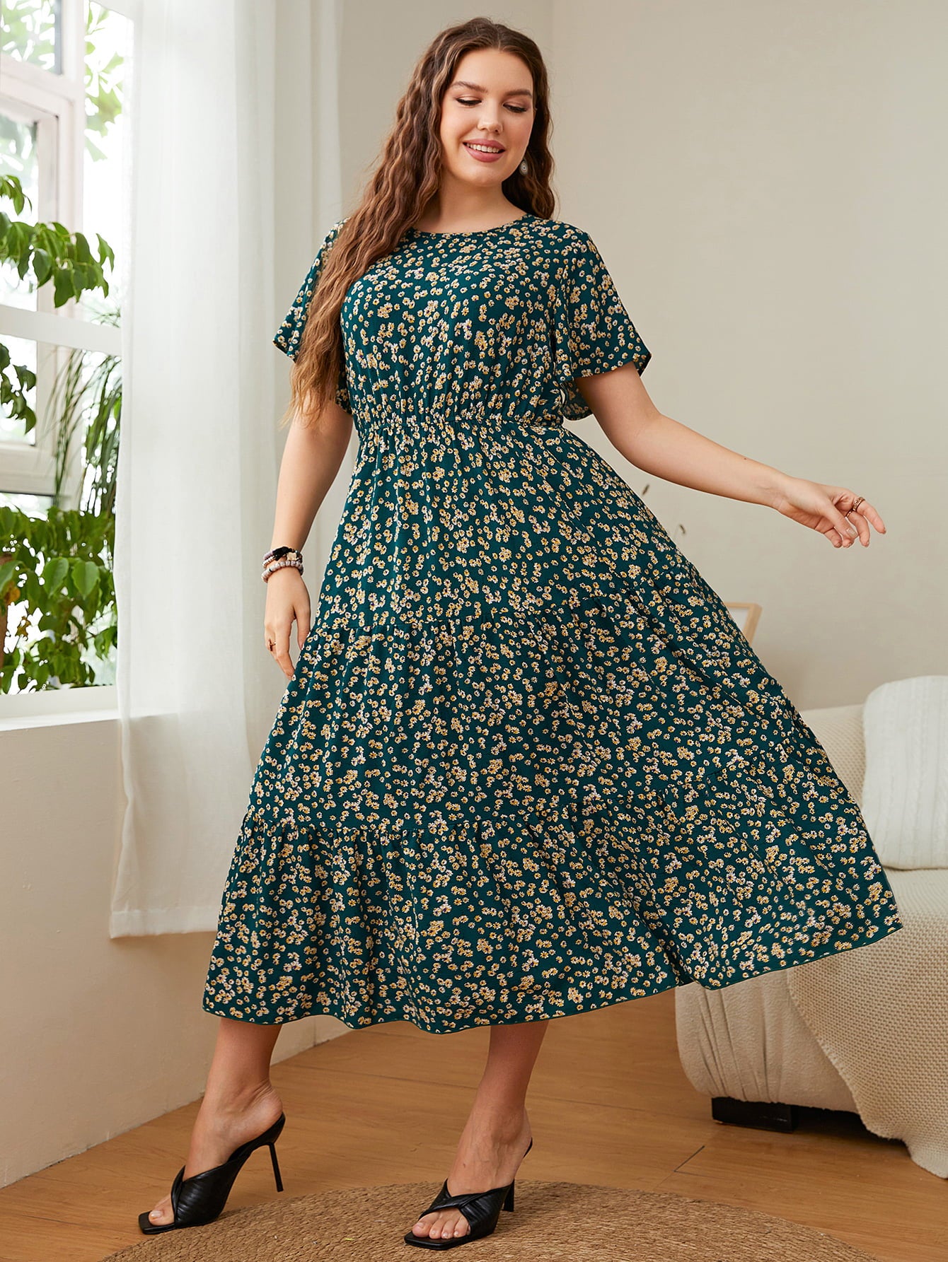 Vestido midi de manga corta con cuello redondo y estampado floral de talla grande