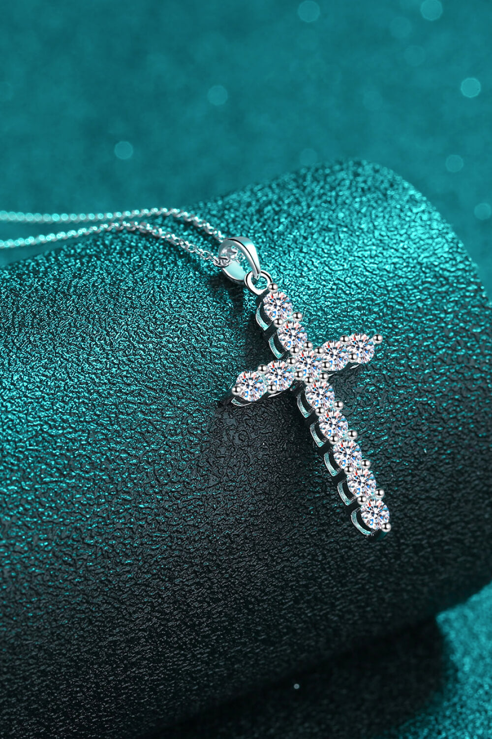 Collar de moissanita con cruz de plata de ley 925