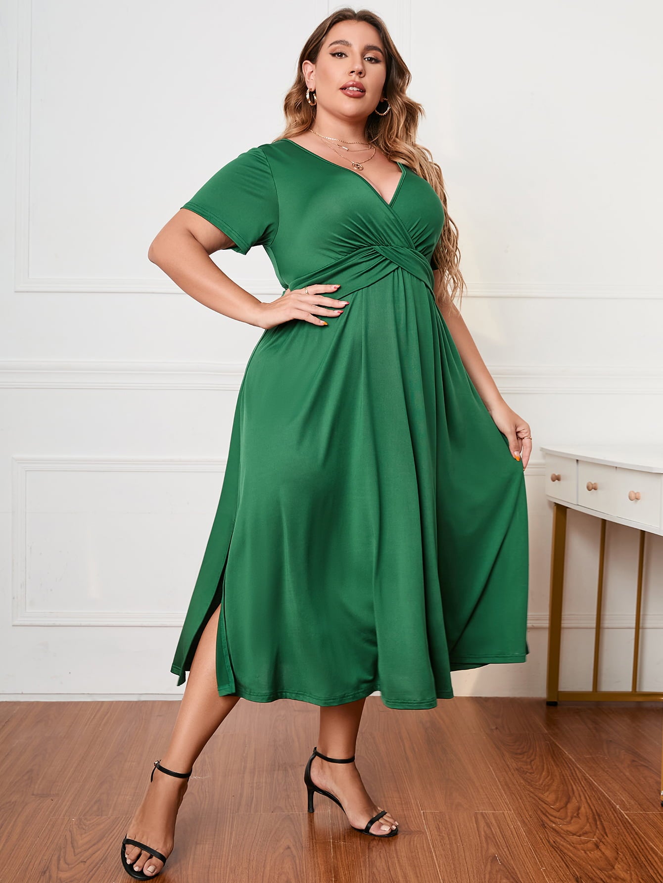 Vestido midi de cuello cruzado y manga corta de talla grande