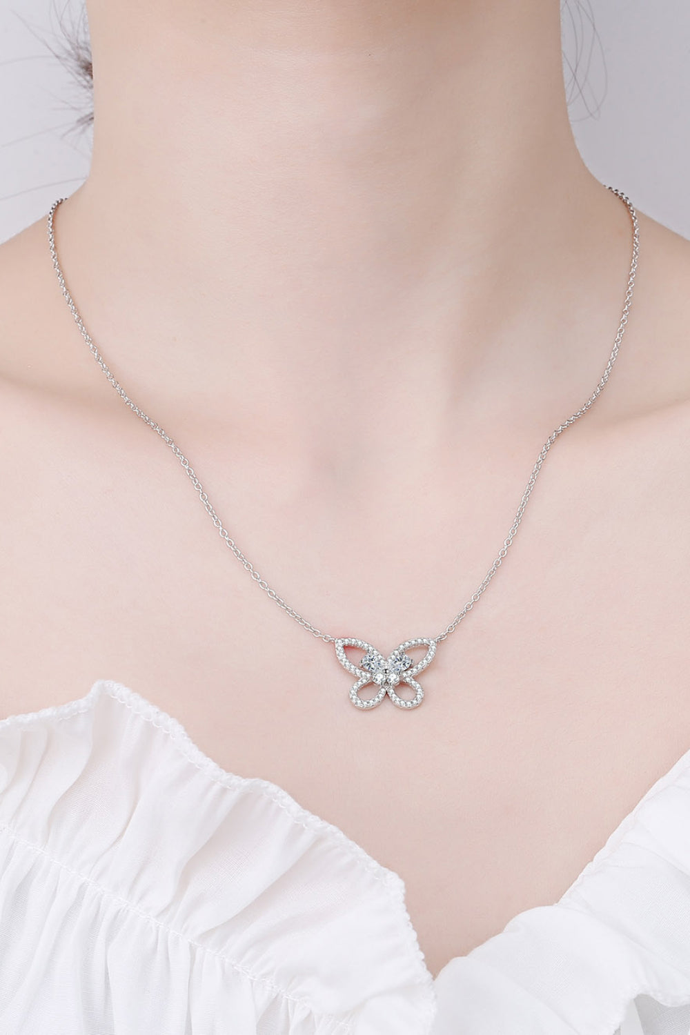 Collar con colgante de mariposa Moissanite