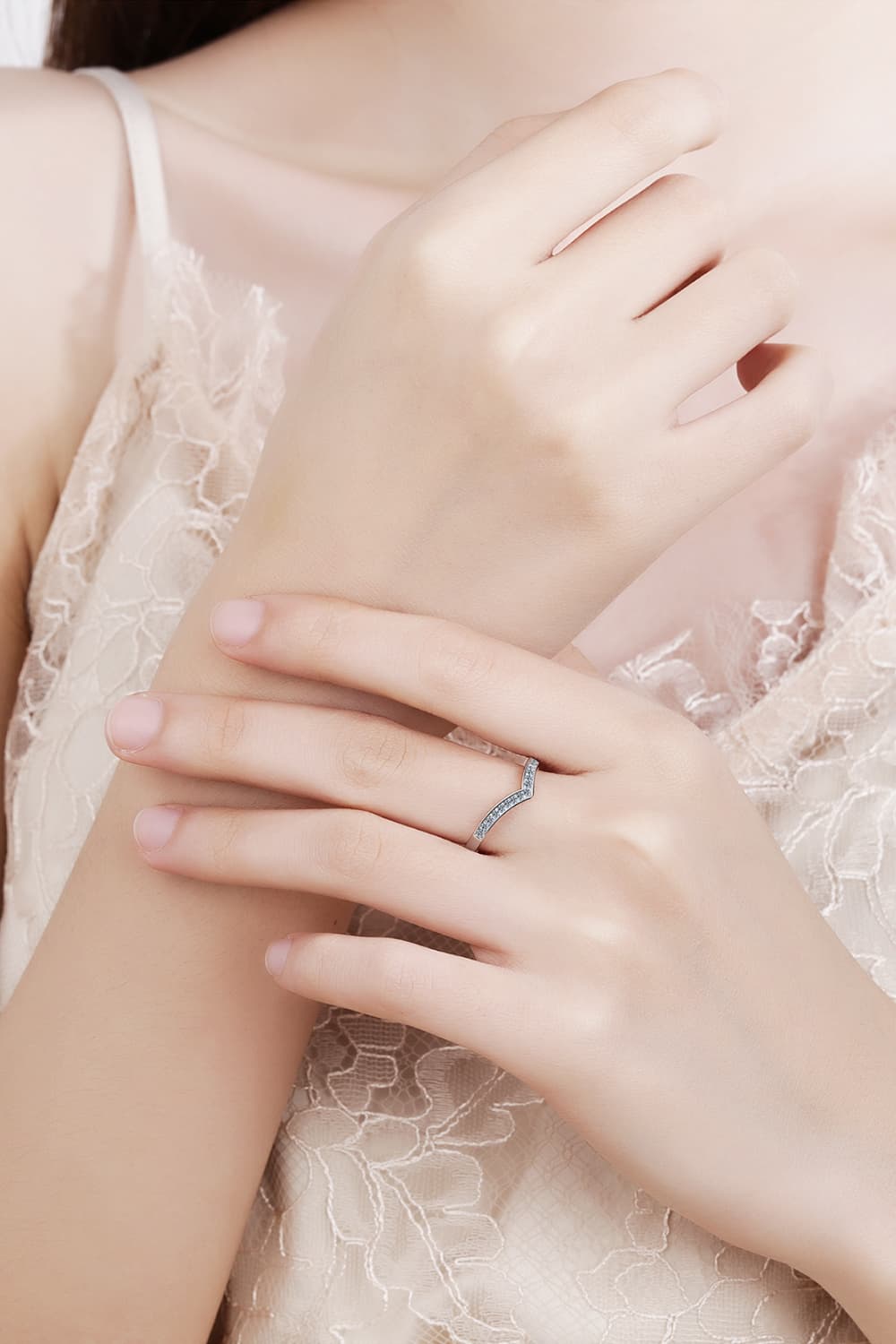 Anillo minimalista moissanite chapado en rodio