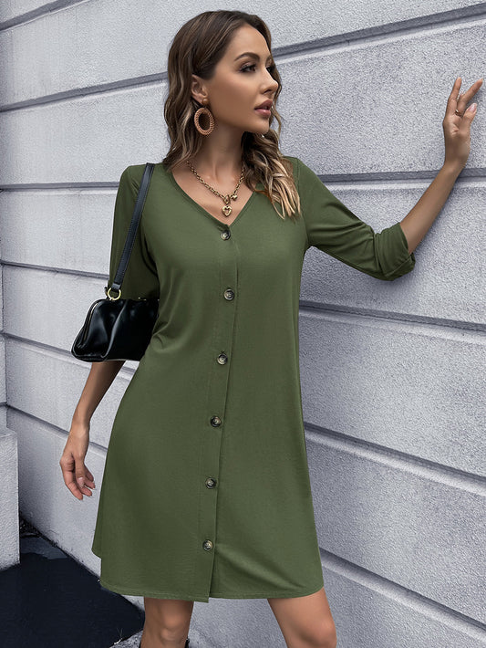Vestido mini con cuello en V y botones