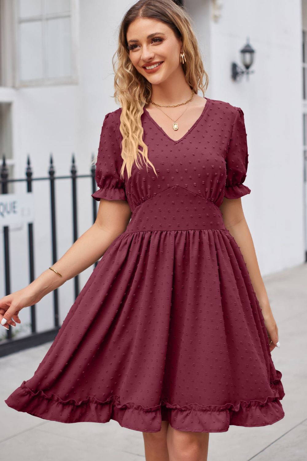Vestido con escote en V y mangas con volantes y ribete de lunares suizos