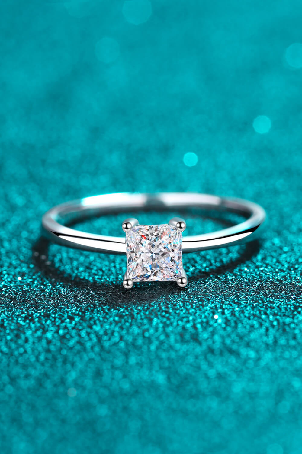 Anillo solitario de moissanita de plata de ley 925