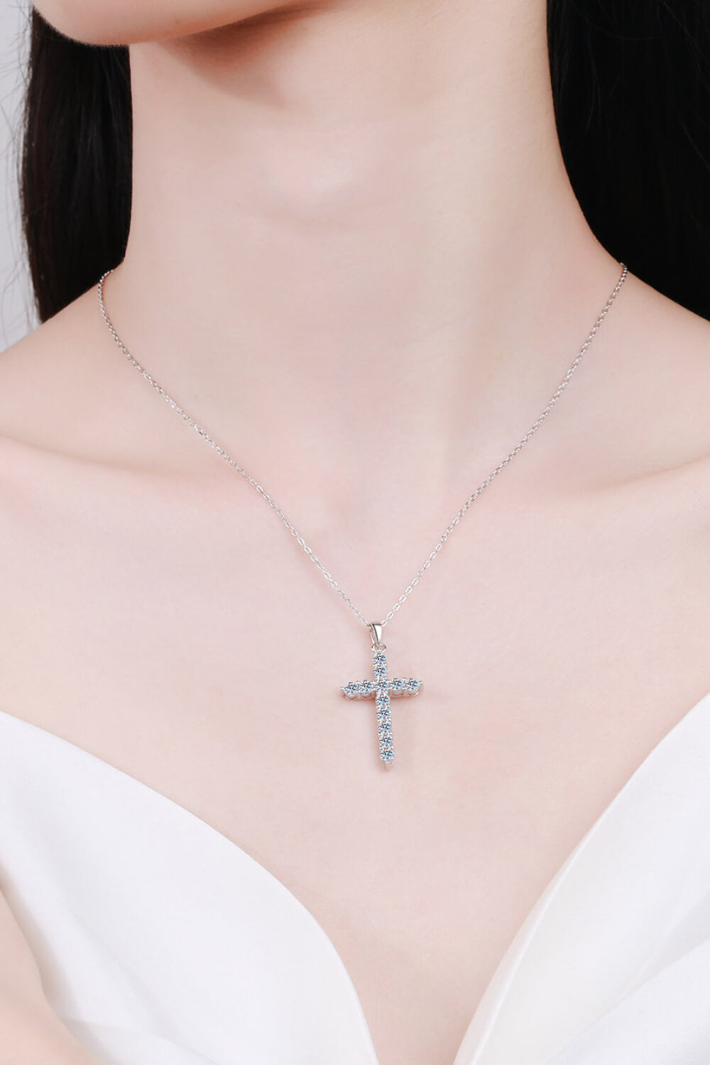 Collar de moissanita con cruz de plata de ley 925