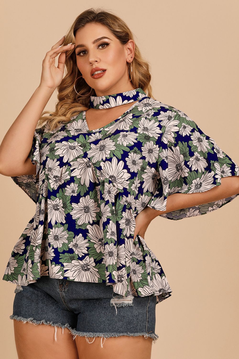 Blusa con corte de manga con vuelo floral de talla grande