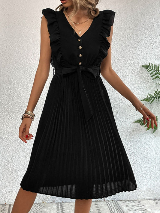 Vestido plisado con cinturón y ribete de volantes con botones