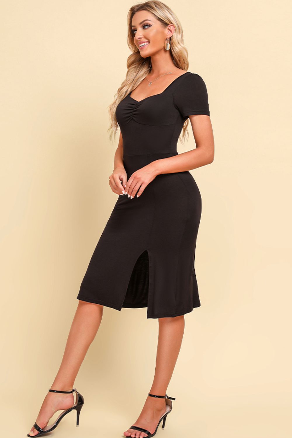 Vestido con abertura y manga corta con escote corazón fruncido