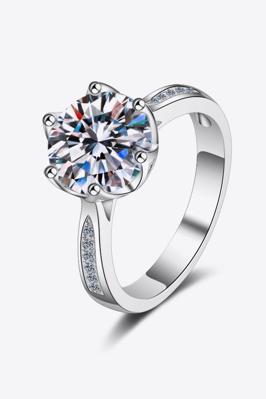 Anillo de piedra lateral con baño de rodio y moissanita de 3 quilates
