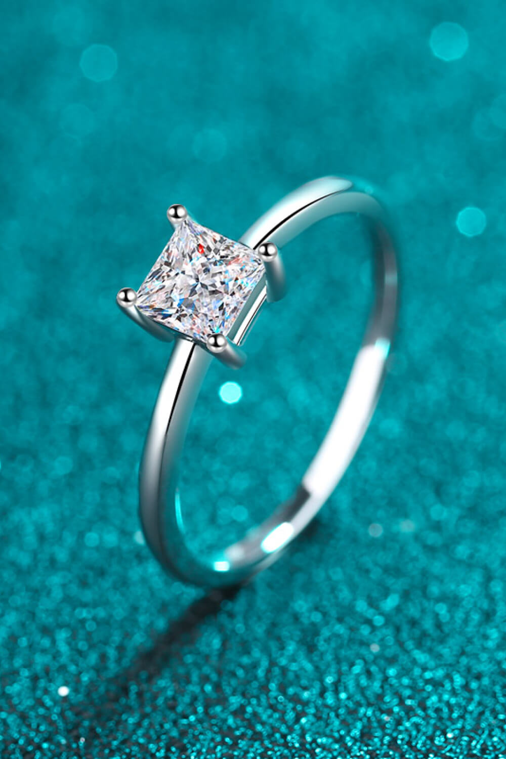 Anillo solitario de moissanita de plata de ley 925