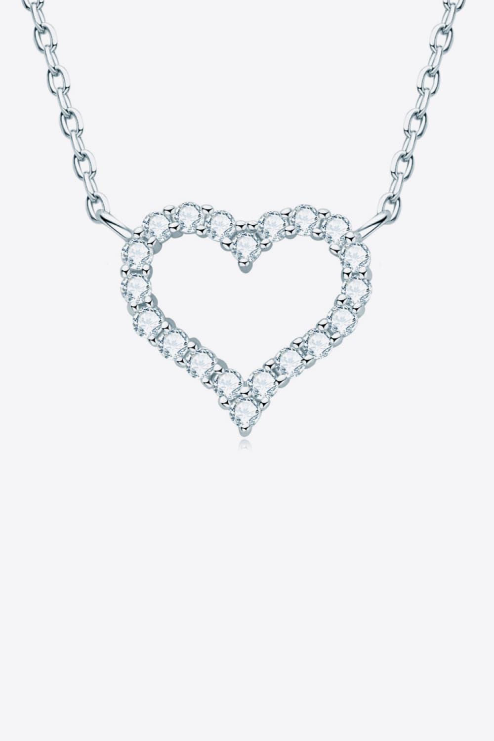 Collar de corazón chapado en platino con moissanita
