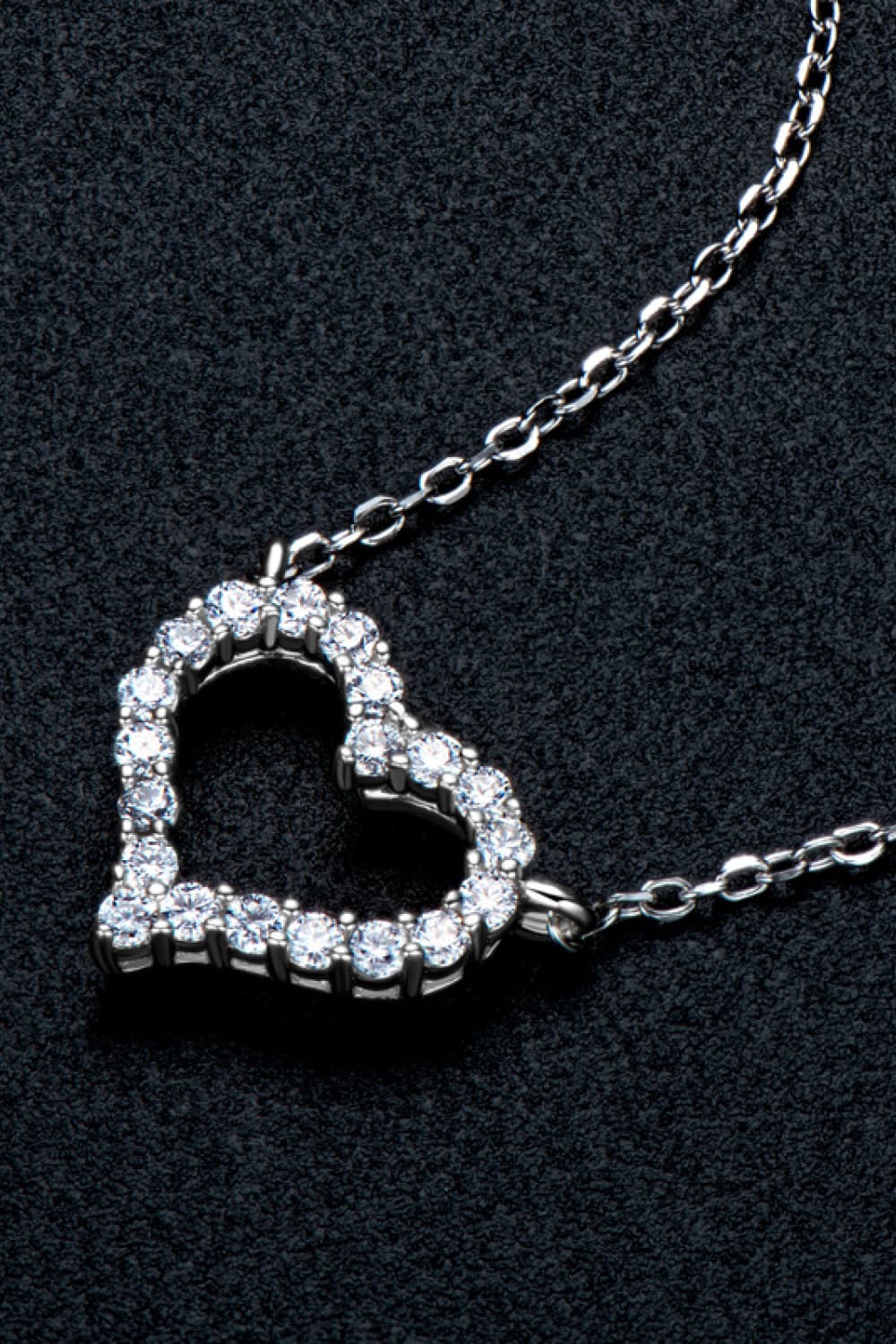 Collar de corazón chapado en platino con moissanita