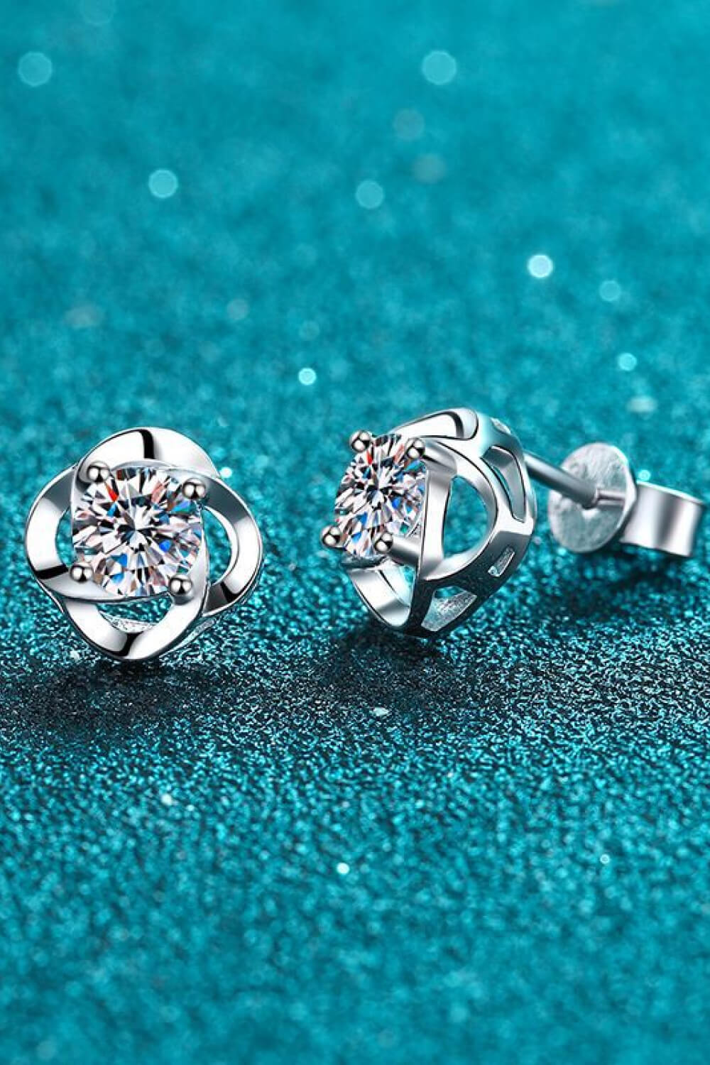 It's Your Day Moissanite Pendientes de botón chapados en rodio