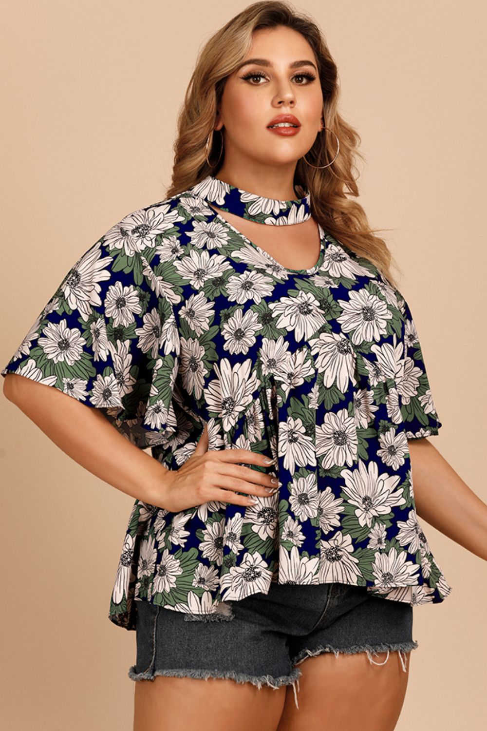 Blusa con corte de manga con vuelo floral de talla grande