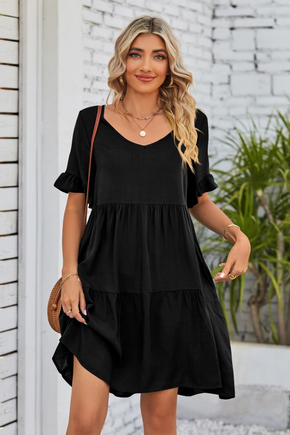 Vestido con escote en V, mangas con volantes y capas